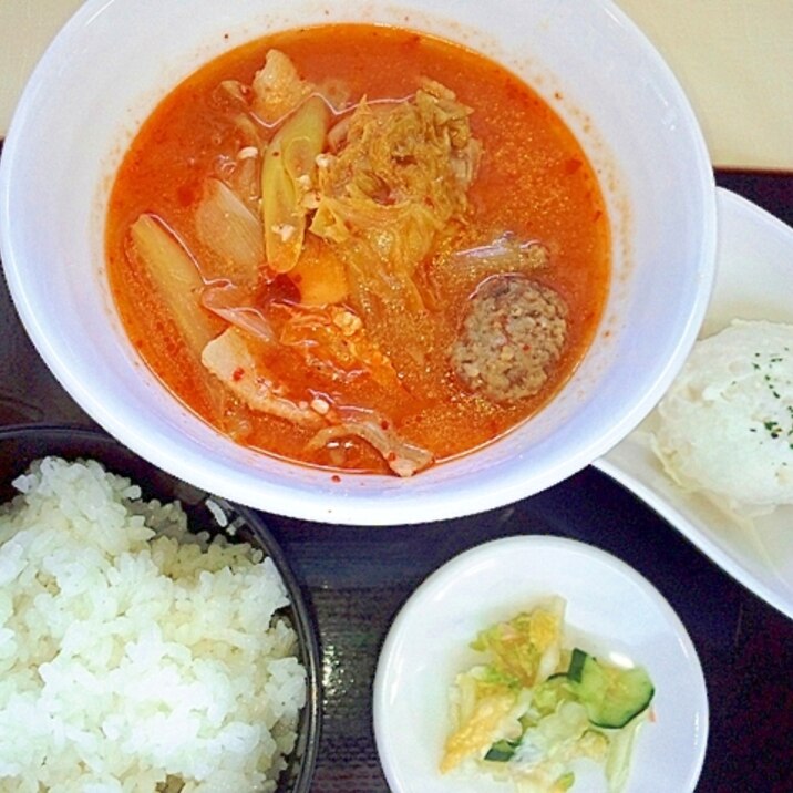 （甘酒入り）豆腐と肉団子のキムチチゲ風スープ